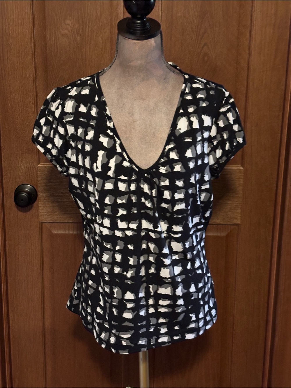 Worthington Black and White Abstract V-Neck Blouse